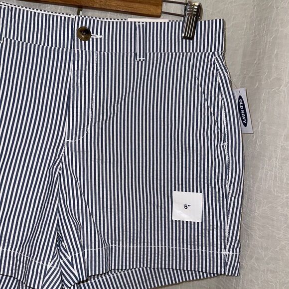 Old Navy 6 Light Blue White Vertical Stripes 5” Mid Rise Everyday Cotton Shorts - Picture 4 of 11